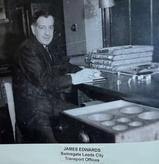 James Edwards, antigo caixa-chefe da Leeds City Transport contava as receitas di&Atilde;&iexcl;rias dos motoristas de autocarros e el&Atilde;&copy;tricos