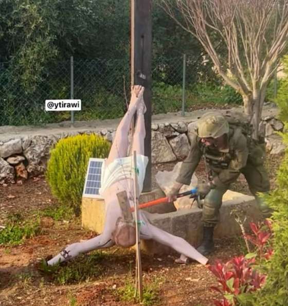 soldado israelita destr&Atilde;&sup3;i est&Atilde;&iexcl;tua de Cristo