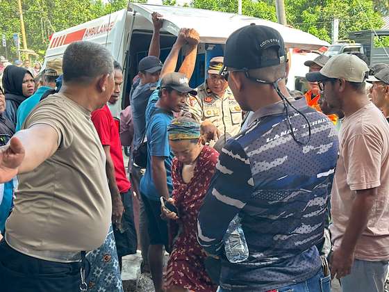 epa12940533 A handout photo made available by the Indonesian National Search and Rescue Agency (BASARNAS) shows rescuers assisting hikers as they are evacuated following the eruption of Mouth Dukono in North Halmahera, Indonesia, 08 May 2026. According to the police, at least three hikers killed and scores others missing following the eruption. EPA/BASARNAS / HANDOUT HANDOUT EDITORIAL USE ONLY/NO SALES