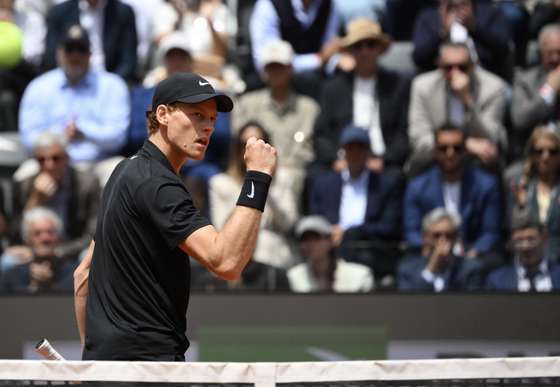 epa12956786 Jannik Sinner of Italy celebrates a point during his men's singles quarterfinal match against Andrey Rublev of Russia (not pictured) at the Italian Open tennis tournament in Rome, Italy, 14 May 2026. EPA/ALESSANDRO DI MEO
