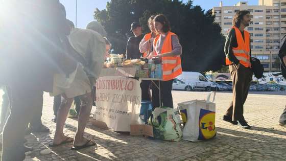 A&Atilde;&sect;&Atilde;&pound;o de protesto do grupo Clim&Atilde;&iexcl;ximo a 14 de maio de 2026, em Lisboa. Retirada de produtos de supermercado para distribui&Atilde;&sect;&Atilde;&pound;o na Esta&Atilde;&sect;&Atilde;&pound;o do Oriente