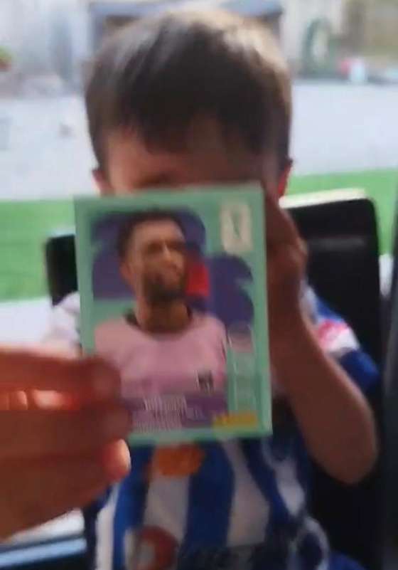 Tiago chorou quando encontrou o cromo de Vozinha. V&Atilde;&shy;deo foi enviado para o guarda-redes de Cabo Verde