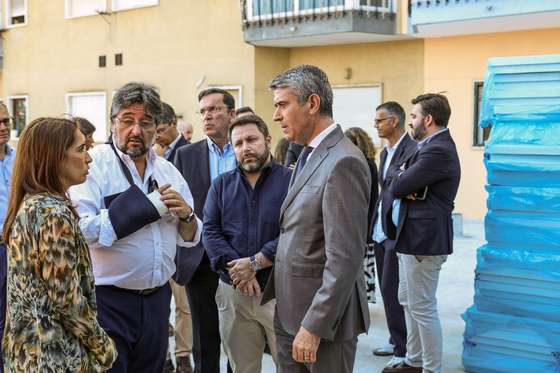 O secret&Atilde;&iexcl;rio-geral do Partido Socialista (PS), Jos&Atilde;&copy; Lu&Atilde;&shy;s Carneiro (D), acompanhado pelo presidente da C&Atilde;&pound;mara de Loures, Ricardo Le&Atilde;&pound;o (2E), e pela deputada socialista, Marina Gon&Atilde;&sect;alves (E), durante a visita a uma obra do PRR para alojamento de agentes da PSP deslocados, Loures , 29 de junho de 2026. O grupo parlamentar do Partido Socialista realiza, entre os dias 28 e 30 de junho, as Jornadas Parlamentares sob o tema "Custo de Vida: o seu aumento e os seus impactos". ANT&Atilde;NIO COTRIM/LUSA