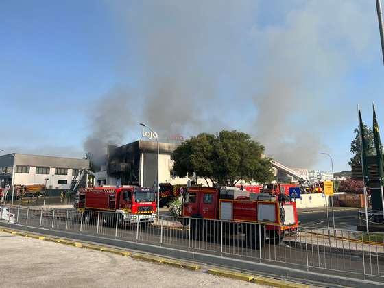 Inc&Atilde;&ordf;ndio em loja Carnaxide, 6 de julho de 2026