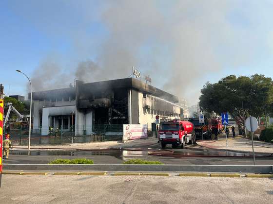 Inc&Atilde;&ordf;ndio em loja Carnaxide, 6 de julho de 2026