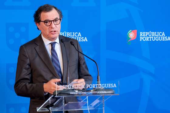 Manuel Castro Almeida, ministro da Economia, fala aos jornalistas ap&Atilde;&sup3;s a reuni&Atilde;&pound;o do Conselho de Ministros na Guarda, 1 de outubro de 2026. MIGUEL PEREIRA DA SILVA/LUSA