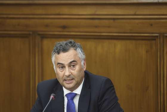 O ministro da Educa&Atilde;&sect;&Atilde;&pound;o, Ci&Atilde;&ordf;ncia e Inova&Atilde;&sect;&Atilde;&pound;o, Fernando Alexandre, interv&Atilde;&copy;m durante a sua audi&Atilde;&sect;&Atilde;&pound;o na Comiss&Atilde;&pound;o de Educa&Atilde;&sect;&Atilde;&pound;o e Ci&Atilde;&ordf;ncia, sobre os resultados de Portugal no PISA 2025; a inexist&Atilde;&ordf;ncia, em tempo &Atilde;&ordm;til, de dados do ranking das escolas e resultados das provas MoDa; e sobre a falta de vagas nas escolas, na Assembleia da Rep&Atilde;&ordm;blica, em Lisboa, 06 de outubro de 2026. ANTONIO PEDRO SANTOS/LUSA