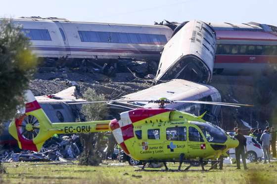 epa13336257 Rescue team members arrive at the scene where two high-speed trains (AVE in Spanish symbols), one of Renfe and another of Iryo, that have crashed in the village of Urda, Toledo, Spain, 28 October 2026. At least ten people have been killed, Spanish media reported.  EPA/ISMAEL HERRERO