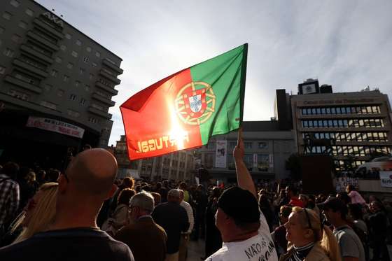 Porto: Manifesta&Atilde;&sect;&Atilde;&pound;o cultural "&Acirc;Que se lixe a Troika! Queremos as Nossas Vidas!&Acirc;