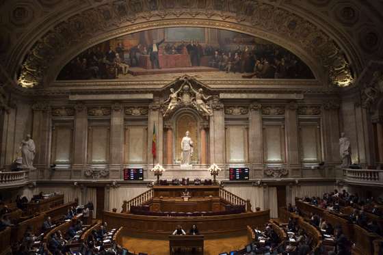 Parlamento: Vota&Atilde;&sect;&Atilde;&pound;o de projeto lei sobre coado&Atilde;&sect;&Atilde;&pound;o por casais do mesmo sexo