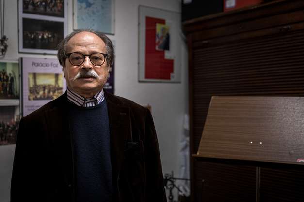Reportagem na Academia de Amadores de Música, na Rua Nova da Trindade, onde se encontram sediados há bastantes anos. Neste momento, receberam a informaçõa que vão ter de abandonar o espaço e procurar uma nova casa. Na fotografia, Maestro Jorge Lé, professor e músico. 24 de Fevereiro de 2022 Academia de Amadores de Música, Lisboa FRANCISCO ROMÃO PEREIRA/OBSERVADOR