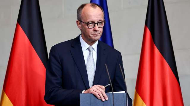 epa12787624 German Chancellor Friedrich Merz delivers a statement at the Chancellery in Berlin, Germany, 01 March 2026, following joint US-Israel military strikes on Iran.  EPA/FILIP SINGER