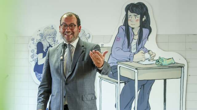 O ministro da Educação, João Costa, usa da palavra durante a cerimónia de inauguração do edifício do ensino secundário da Escola Básica Carlos Gargaté, na Charneca da Caparica, Almada, 11 de setembro de 2023. JOSE SENA GOULAO/LUSA