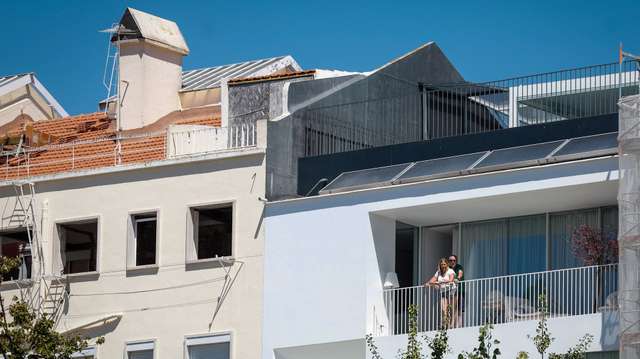 Um casal na varanda de um prédio no bairro da Ajuda, em Lisboa, 13 de agosto de 2024. Habitação. Rendas. Imobiliário. ANTÓNIO PEDRO SANTOS/LUSA