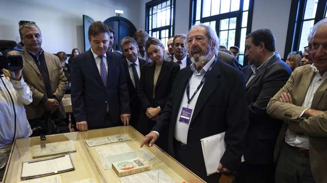 José Pacheco Pereira (C-D), da Associação Ephemera, acompanhado pelo secretário de Estado da Cultura, Alberto Santos (C-E) e pela presidente da Câmara de Santa Comba Dão, Inês Matos (C), durante a inauguração do Centro Interpretativo do Estado Novo - Regime e Resistência, no Vimieiro, na Escola Cantina Salazar, que foi uma escola modelo do Estado Novo, Santa Comba Dão, 23 de outubro de 2026. O projeto polémico, que se arrastou durante 20 anos abriu com uma exposição dedicada à censura, com coordenação científica da Associação Ephemera, PAULO NOVAIS/LUSA