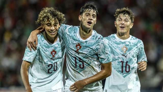 O jogador de Portugal, Rodrigo Rego (C), festeja um golo contra Gibraltar durante o jogo da fase de qualificação do Europeu sub-21 Albânia/Sérvia2027 de futebol, disputado no estádio de São Miguel, em Ponta Delgada, Açores, 30 de setembro de 2026. EDUARDO COSTA/LUSA