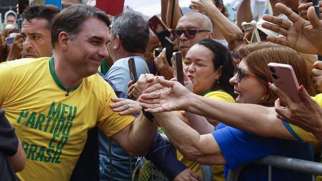 epa13174302 Brazil's Liberal Party presidential candidate Flavio Bolsonaro (C) greets supporters during his official campaign launch event on Copacabana beach in Rio de Janeiro, Brazil, 16 August 2026. Flavio Bolsonaro, a senator and son of former president Jair Bolsonaro, launched his bid for the upcoming October presidential election by criticizing incumbent President Luiz Inacio Lula da Silva's administration and promised to treat drug traffickers as 'terrorists'.  EPA/ANTONIO LACERDA