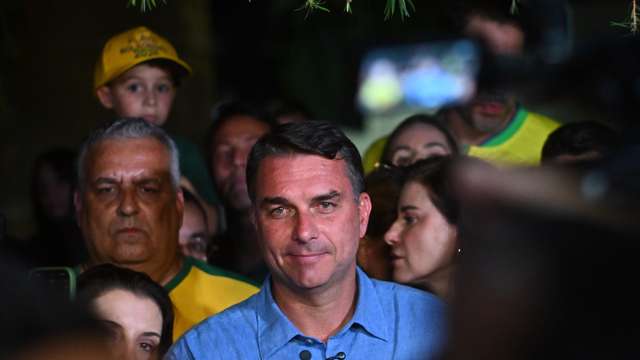 epaselect epa13281885 Brazilian Senator Flavio Bolsonaro makes a statement after the presidential election results were announced in Brasilia, Brazil, 04 October 2026. Bolsonaro finished first and will face incumbent Brazilian President Luiz Inacio Lula da Silva in a runoff election on 25 October.  EPA/ANDRE BORGES