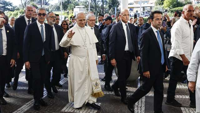 epa13300159 Pope Leo XIV (C) arrives at the Agostino Gemelli University Hospital in Rome, Italy, 13 October 2026. The medical center is preparing to receive Pope Leo XIV for planned lung surgery to extract a minor nodule, according to the Holy See Press Office.  EPA/ANGELO CARCONI