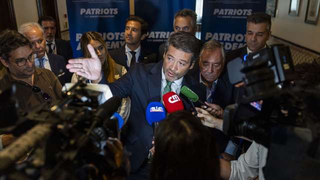 O presidente do Chega, André Ventura, fala aos jornalistas à chegada para o encontro da extrema-direita europeia “Patriots Academy”, no Hotel Vila Galé, na Ericeira, 26 de setembro de 2026. JOSÉ SENA GOULÃO/LUSA