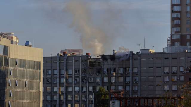 epa10248561 Smoke billows from a damaged building after shelling in downtown Kyiv (Kiev), Ukraine, 17 October 2022, amid the Russian invasion. Several residential buildings were damaged as a result of attacks by 'kamikaze drones' targeting the Ukrainian capital, Kyiv Mayor Vitali Klitschko said on telegram. At least one person has died, he added. Russian troops on 24 February entered Ukrainian territory, starting a conflict that has provoked destruction and a humanitarian crisis.  EPA/VADYM SARAKHAN