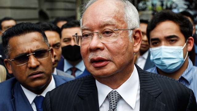 epa10134267 Malaysia's former prime minister Najib Razak (C) speaks to his supporters during a break in his final appeal trial outside the Federal Court in Putrajaya, Malaysia, 23 August 2022. The Malaysia highest court has scheduled hearings through 26 August 2022 to hear Najib's appeal of his convictions for criminal breach of trust, abuse of power and money laundering over the alleged theft of 4.4 billion Euro from 1Malaysia Development Berhad (1MDB), a state fund he co-founded as premier in 2009.  EPA/AHMAD LUQMAN ISMAIL