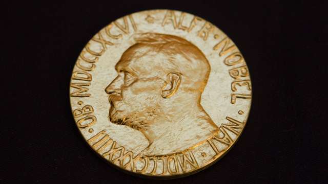 Uma imagem de uma medalha do prémio Nobel