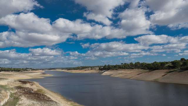 A barragem de Vale de Gaio, continua muito aquém do que é necessário para a atividade agrícola e, principalmente, para a cultura do arroz naquela região alentejana, Alcácer do Sal, 07 de novembro de 2019. Os produtores de arroz são os mais afetados pela falta de água nas barragens de Vale de Gaio e Pego do Altar, em Alcácer do Sal, e ainda têm de suportar custos acrescidos pelos transvases da barragem do Alqueva. O problema da falta de água não é novo nas duas barragens do Vale do Sado, que apresentam um nível de armazenamento abaixo dos valores mínimos razoáveis, e já levou a que nos últimos anos tivessem sido dados alguns passos para permitir recargas a partir da grande barragem do Alqueva, o maior lago artificial da Europa. ACOMPANHA TEXTO DE 10  DE NOVEMBRO DE 2019). ANTÓNIO COTRIM/LUSA