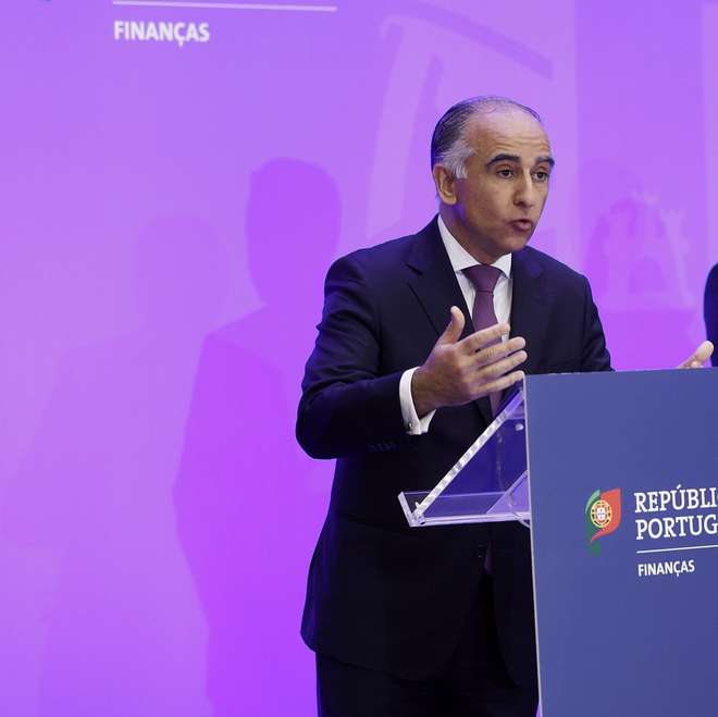 O presidente do Conselho de Administração da Comissão do Mercado de Valores Mobiliários (CMVM), Luís Laginha de Sousa (E), ladeado pelo ministro das Finanças, Fernando Medina (C), e pela presidente do Conselho de Administração da Autoridade de Supervisão de Seguros e Fundos de Pensões (ASF), Margarida Correia de Aguiar (D), intervém durante a cerimónia de apresentação dos membros do Conselho de Administração da CMVM, no salão nobre do Ministério das Finanças, em Lisboa, 28 de novembro de 2022. ANTÓNIO PEDRO SANTOS/LUSA