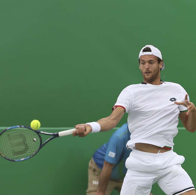 O tenista português João Sousa, em ação contra o holandês Robin Haase, durante a primeira jornada do torneio de ténis dos Jogos Olímpicos Rio 2016, disputada no Rio de Janeiro, Brasil, 07 de agosto de 2016. João Sousa apurou-se para a segunda ronda do torneio de ténis dos Jogos Olímpicos do Rio de Janeiro, ao vencer o holandês Robin Haase em dois 'sets'. ANTÓNIO COTRIM/LUSA