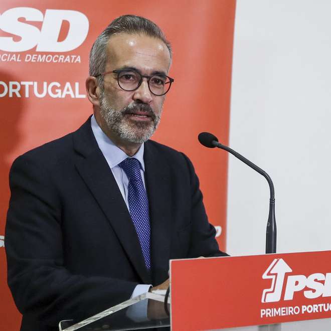 O candidato a presidente do Partido Social Democrata (PSD), Paulo Rangel, fala aos jornalistas no final do Conselho Nacional extraordinário do partido para análise da situação política decorrente da não aprovação do Orçamento do Estado para 2022 e da dissolução da Assembleia da República, e alteração ao “Regulamento da Eleição do Presidente da Comissão Política Nacional e do 39.° Congresso Nacional” e respetivo cronograma, no Centro Congressos, em Aveiro, 07 de novembro de 2021. PAULO NOVAIS/LUSA