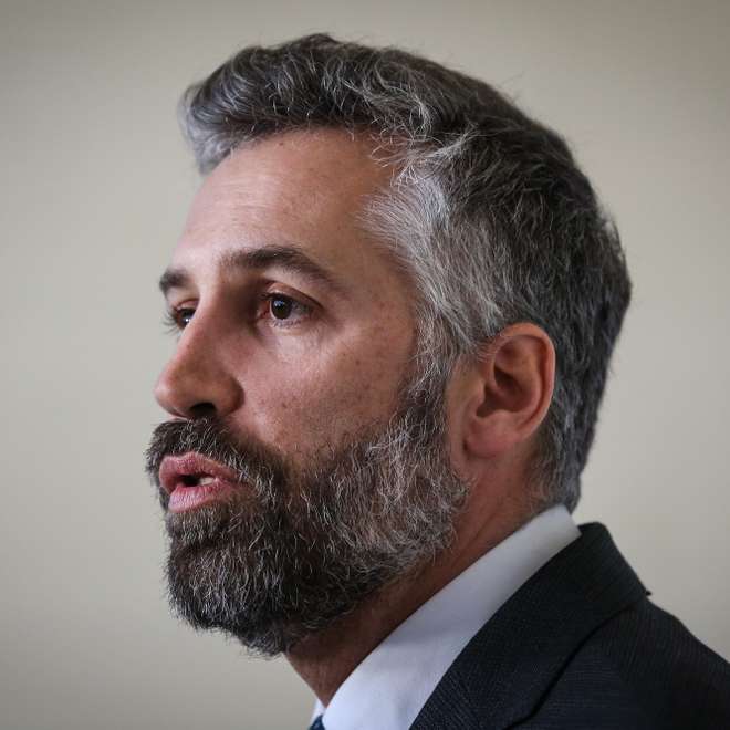 O ministro das Infraestruturas e Habitação, Pedro Nuno Santos, discursa após a viagem Cais do Sodré - Cascais, no âmbito da apresentação da consignação da empreitada de via e catenária da Linha de Cascais, em Cascais, 06 de dezembro de 2022. RODRIGO ANTUNES/LUSA