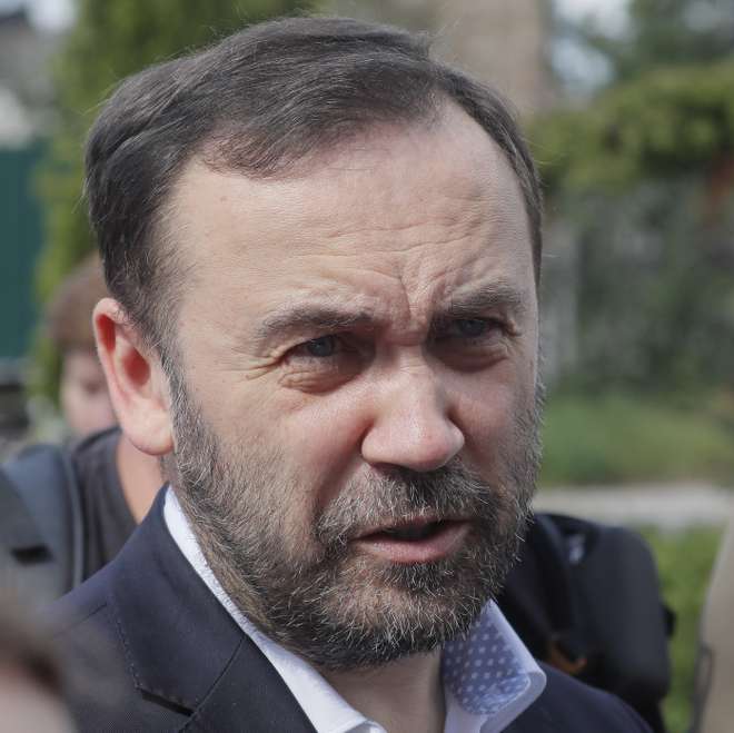 epa10150148 Ilya Ponomarev, a Russian opposition politician and former member of Russia's State Duma, who acts as an authorized signatory for the National Republican Army, speaks to the media in the city of Irpin, near Kyiv, Ukraine, 31 August 2022, amid the Russian invasion. The groups Russian Legion 'Freedom of Russia', Russian Volunteer Corps (RVC) and the National Republican Army (NRA) signed a 'declaration of cooperation' and coordination of actions between volunteer units that are fighting against the Russian army. Russian troops entered Ukraine on 24 February 2022 starting a conflict that has provoked destruction and a humanitarian crisis.  EPA/SERGEY DOLZHENKO
