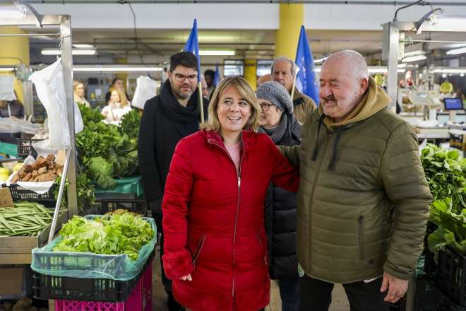 A candidata à Presidência da República, Catarina Martins (2-E), cumprimenta um popular, durante a visita ao mercado semanal de Torres Novas em ação de campanha para as eleições presidenciais de 18 de janeiro, em Torres Novas, 06 de janeiro de 2026.