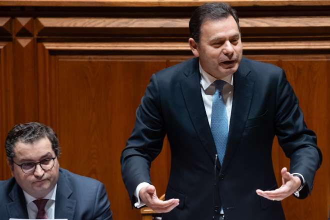 O primeiro-ministro, Luís Montenegro (C), ladeado pelo ministro das Finanças, Joaquim Miranda Sarmento (E), e pelo ministro da Presidência, António Leitão Amaro (D), usa da palavra, durante o debate quinzenal, na Assembleia da República, em Lisboa, 11 de dezembro de 2024. JOSÉ SENA GOULÃO/LUSA