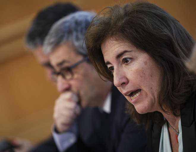 A ministra do Trabalho, Solidariedade e Segurança Social, Ana Mendes Godinho (D), ladeada pelo secretário de Estado do Trabalho, Miguel Fontes (E), fala durante a sua audição perante a Comissão de Trabalho, Segurança Social e Inclusão, na Assembleia da República, em Lisboa, 07 de março de 2023. ANDRÉ KOSTERS/LUSA