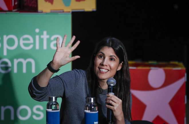 A coordenadora do Bloco de Esquerda, Mariana Mortágua, durante um debate com trabalhadores da indústria vidreira “Respeita quem faz turnos”, no âmbito da campanha para as eleições legislativas, na Marinha Grande, 7 de maio de 2025. PAULO CUNHA/LUSA