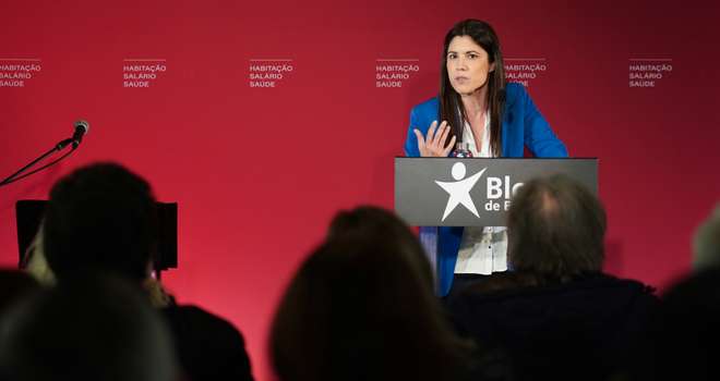 A coordenadora do Bloco de Esquerda (BE), Mariana Mortágua, intervém durante a sessão "Fazer o que nunca foi feito", na ASMAV - Associação de Socorros Mútuos Artística Vimaranense, em Guimarães, 20 de fevereiro de 2024. HUGO DELGADO/LUSA