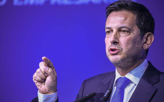 O presidente do IL, Rui Rocha, discursa no Congresso da CIP - Confederação Empresarial de Portugal, na Alfândega do Porto, 21 de fevereiro de 2024. PEDRO GRANADEIRO/LUSA