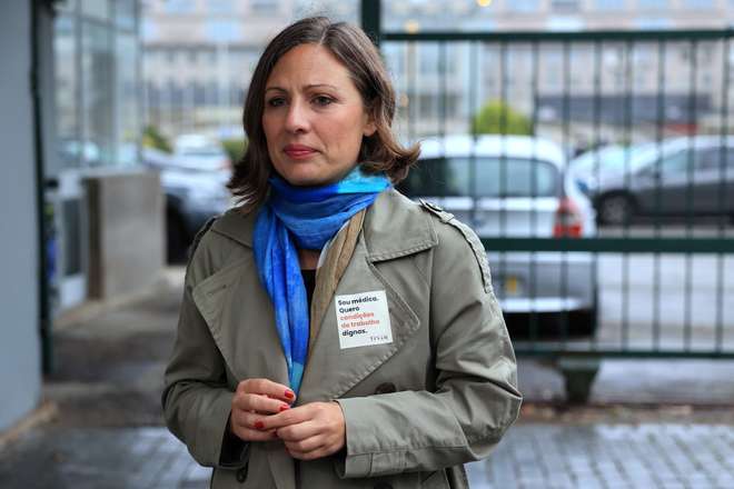 A presidente da Federação Nacional dos Médicos (FNAM), Joana Bordalo e Sá, faz um balanço da greve dos médicos junto ao Hospital São João, no Porto, 25 de setembro de 2024. ESTELA SILVA/LUSA