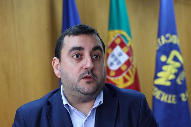 O secretário-geral do Sindicato Independente dos Médicos (SIM), Nuno Rodrigues, durante entrevista à agência Lusa, na Sede do SIM, em Lisboa, 03 de abril de 2024. O novo secretário-geral do Sindicato Independente dos Médicos (SIM) aponta como “grande prioridade” do seu mandato a estabilidade dos profissionais, o que passa pela sua valorização salarial, progressão na carreira e pela melhoria das condições de trabalho. (ACOMPANHA TEXTO DA LUSA DO DIA 05 DE ABRIL DE 2024). MANUEL DE ALMEIDA/LUSA