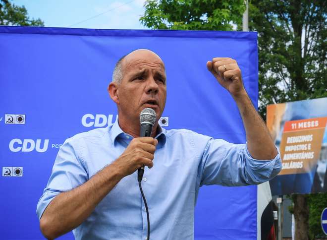 O secretário-geral do PCP, Paulo Raimundo, durante uma sessão pública "Pelo direito à habitação", no âmbito da campanha para as eleições legislativas, em Rio Tinto, 06 de maio de 2025. JOSÉ COELHO/LUSA