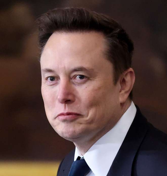 epa11838720 Elon Musk arrives for the inauguration ceremony before Donald Trump is sworn in as the 47th US President in the US Capitol Rotunda in Washington, DC, USA, 20 January 2025.  EPA/KEVIN LAMARQUE / POOL