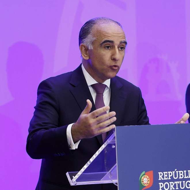 O presidente do Conselho de Administração da Comissão do Mercado de Valores Mobiliários (CMVM), Luís Laginha de Sousa (E), ladeado pelo ministro das Finanças, Fernando Medina (C), e pela presidente do Conselho de Administração da Autoridade de Supervisão de Seguros e Fundos de Pensões (ASF), Margarida Correia de Aguiar (D), intervém durante a cerimónia de apresentação dos membros do Conselho de Administração da CMVM, no salão nobre do Ministério das Finanças, em Lisboa, 28 de novembro de 2022. ANTÓNIO PEDRO SANTOS/LUSA