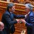 O presidente eleito da Assembleia da República, Jose Pedro Aguiar Branco (D), cumprimenta o deputado do Chega, André Ventura (C) após ter sido eleito na Assembleia da República, em Lisboa, 03 de junho de 2025. ANTÓNIO COTRIM/LUSA
