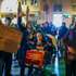 Manifestantes em protesto contra a crise da habitação, durante uma concentração na Praça 8 de Maio, em Coimbra. O protesto inspira-se em iniciativas semelhantes que decorreram no Porto e em Lisboa, numa altura em que o custo de vida leva milhares de pessoas às ruas pela Europa fora, em Coimbra, 20 de outubro de 2026. PAULO NOVAIS/LUSA