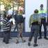 Manifestantes detidos pelas forças policiais na madrugada de domingo durante as ações de contestação pelo direito à habitação, à chegada para serem ouvidos no Campus da Justiça, em Lisboa, 26 de outubro de 2026. ANTÓNIO PEDRO SANTOS/LUSA