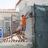 Um trabalhador da construção civil remodela uma vivenda, no Campo Pequeno, em Lisboa, 14 de agosto de 2025. Obras. Trabalho. ANTÓNIO PEDRO SANTOS/LUSA