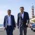 O presidente do Partido Social Democrata (PSD), Luís Montenegro (D), acompanhado pelo presidente e recandidato à Câmara Municipal de Lisboa, Carlos Moedas (E), à chegada para um almoço com autarcas do distrito de Lisboa, em Belém, Lisboa, 30 de setembro de 2025. JOSÉ SENA GOULÃO/LUSA