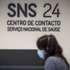 Reportagem no centro de atendimento da Linha SNS 24 em Lisboa, 18 de dezembro de 2020. A covid-19 marca um antes e depois na vida da linha SNS24 e dos seus profissionais de saúde, que além da luta para vencer a pandemia tentam também superar o cansaço de nove meses de chamadas sem tréguas. Em 2020, o centro de contacto do SNS foi obrigado a reinventar-se e já superou os 3,67 milhões de chamadas, mais do dobro em relação ao ano passado. (ACOMPANHA TEXTO DE 25/12/2020) JOSÉ SENA GOULÃO/LUSA